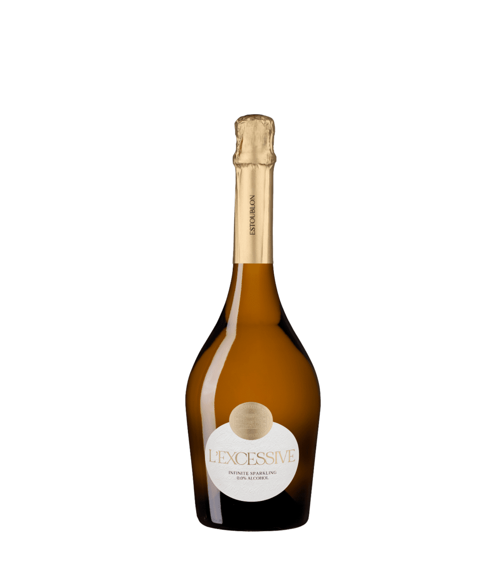 Bouteille champenoise de pétillant sans alcool. Bouteille opaque noire avec capsule dorée et étiquette blanche avec médaillon dorée. Mention "Excessive" sur la bouteille.