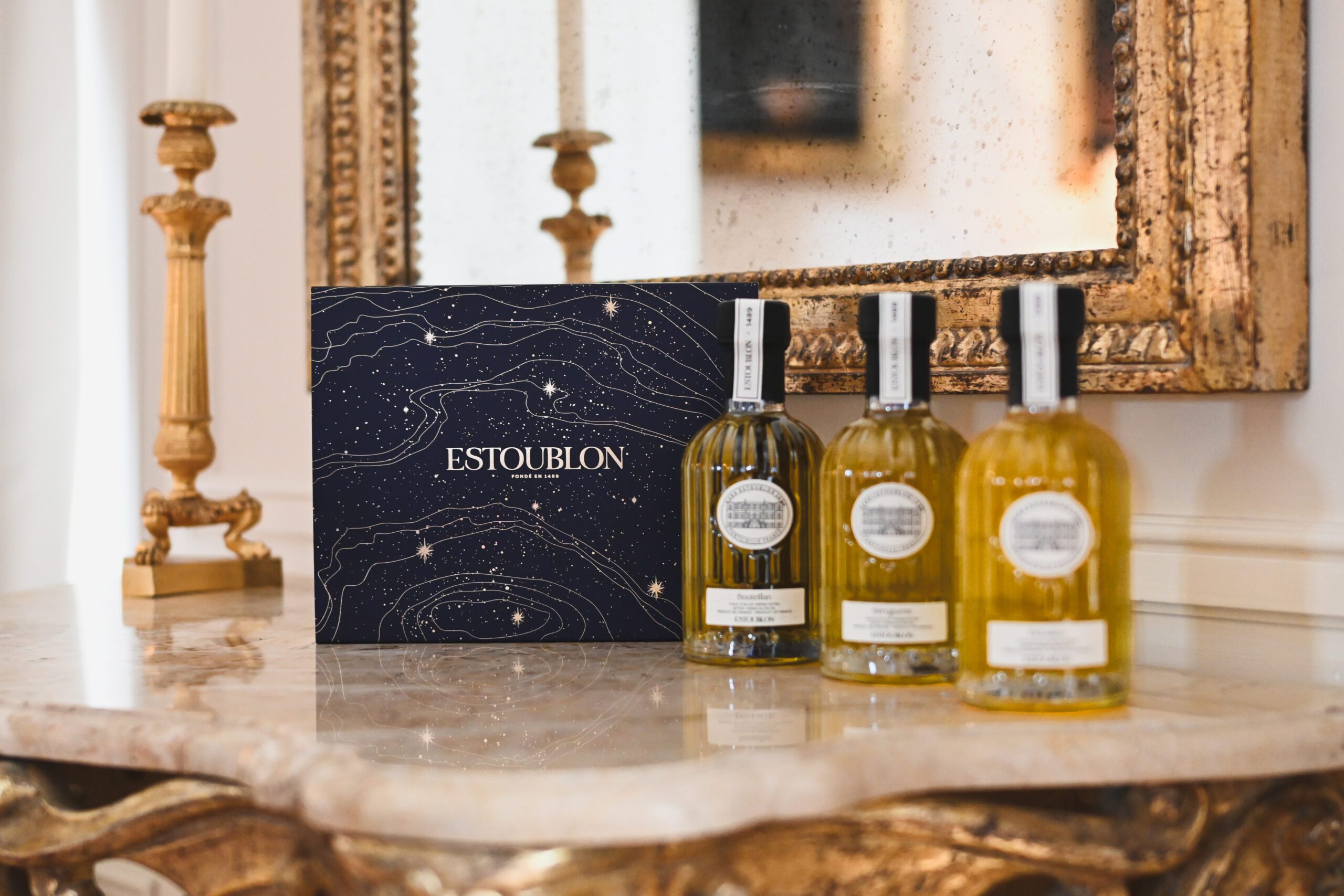 La Nuit Etoilée, coffret bleu nuit avec dorure à chaud représentant le ciel étoilé qui scintillera au dessus d'Estoublon la nuit du 24 décembre ainsi que les reliefs des Alpilles. Le coffret est accompagné de 3 bouteilles d'huile d'olive monovariétale multimédaillée : Bouteillan, Béruguette, Picholine.