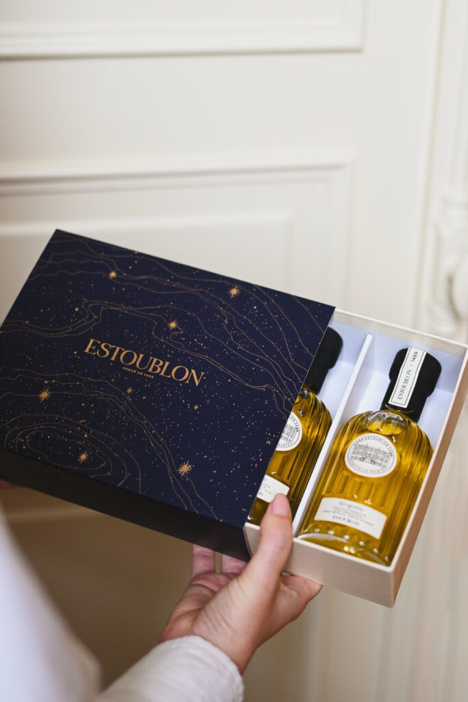 La Nuit Etoilée, coffret bleu nuit avec dorure à chaud représentant le ciel étoilé qui scintillera au dessus d'Estoublon la nuit du 24 décembre ainsi que les reliefs des Alpilles. Le coffret est accompagné de 3 bouteilles d'huile d'olive monovariétale multimédaillée : Bouteillan, Béruguette, Picholine.