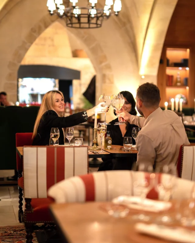 Vivez des moments inoubliables pour le passage à la nouvelle année à @latabledestoublon.
- Menu du Réveillon de la Saint-Sylvestre en 7 services pour le dîner du 31 décembre 2024
- Grand Brunch du Nouvel an pour le déjeuner du 1er janvier 2025
Informations et réservations (lien en bio)
•
Experience unforgettable New Year's Eve moments at @latabledestoublon.
- 7-course New Year's Eve menu for dinner on December 31, 2024
- New Year's Eve Brunch for lunch on January 1, 2025
Information and reservations (link in bio)
@_morganpalun_ 
#estoublon #latabledestoublon #year2025 #HappyNewYear #nouvelleannée #alpilles #fontvieille #bauxdeprovence #magicplace #restaurant #provence