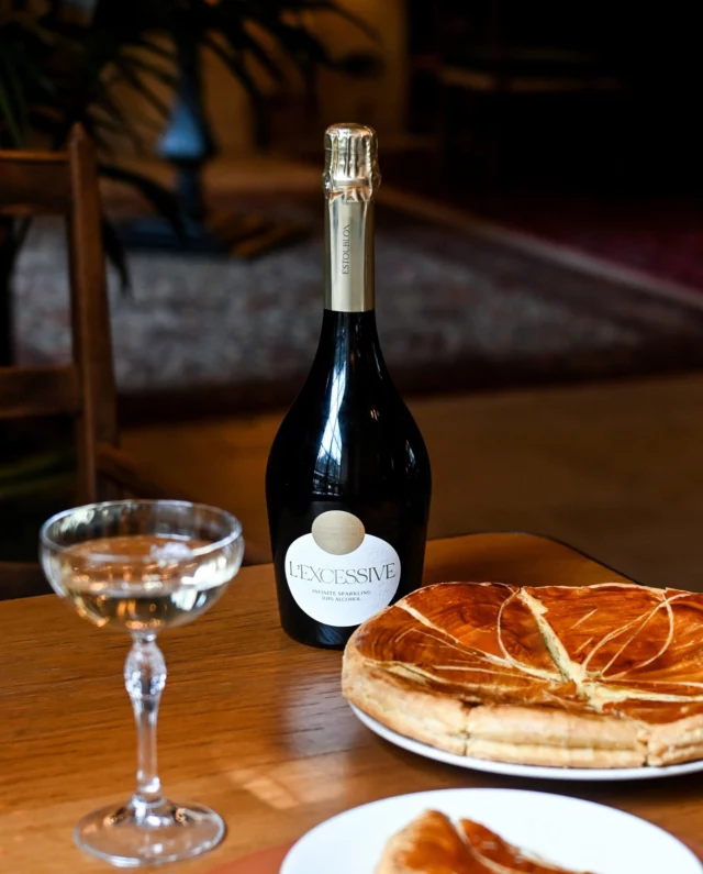 Une alternative élégante pour une épiphanie gourmande et un Dry January réussi.
L’Excessive, notre effervescent sans alcool, sublime la galette des rois avec légèreté.
•
An elegant alternative for a gourmet epiphany and a successful Dry January.
L'Excessive, our alcohol-free effervescent, sublimates the galette des rois with lightness.
#sparkling #effervescence #estoublon #excessive #noalcoolnolimit #sansalcool #alcoholfree #epiphanie #galettedesrois #restaurant #alpilles