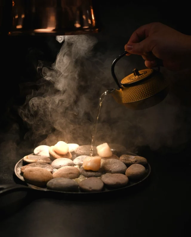 CARTE D'HIVER
Saint-Jacques de Normandie cuites sur galets et fumées au thym, crémeux de butternut, émulsion au vin jaune.
•
WINTER MENU
Scallops from Normandy, cooked on hot stones and smoked with thyme,
creamy butternut, « vin jaune » emulsion
#estoublon #latabledestoublon #restaurant #food #alpilles #fontvieille #provence #bauxdeprovence