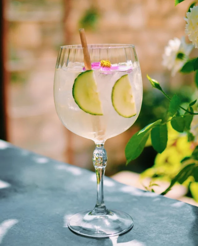 La Journée mondiale du cocktail, une belle occasion de se laisser surprendre par nos créations inspirées par les produits de notre domaine.
•
World Cocktail Day is a great opportunity to be surprised by our creations inspired by products from our estate.
#estoublon #latabledestoublon #restaurantprovence #alpilles #bauxdeprovence #fontvieille #food #restaurant #provence #cocktail