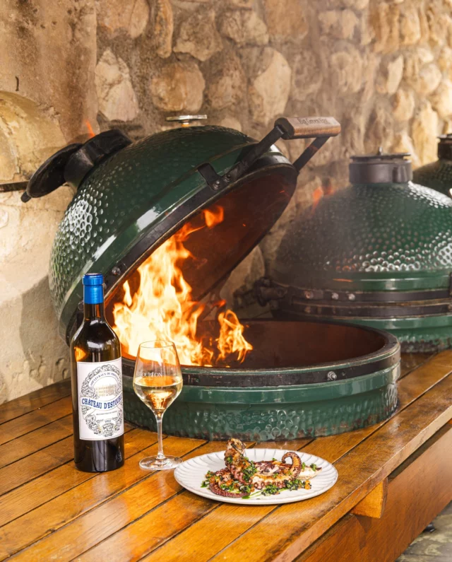 Cuisson au kamado, poulpe fondant accompagné du vin blanc de la propriété.
•
Cooked in kamado, melting octopus accompanied by the estate's white wine.

Photo : @mariamkocharyanmk
#estoublon #latabledestoublon #restaurantprovence #alpilles #bauxdeprovence #fontvieille #food #restaurant #provence #kamado