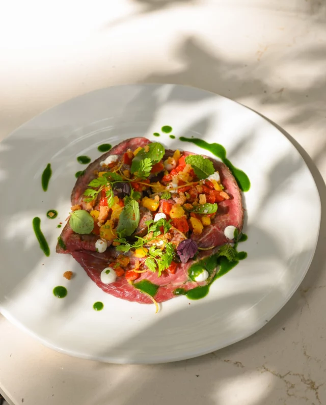 Saveurs d’été

Découvrez notre nouvelle carte ensoleillée où la fraîcheur des produits de saison rencontre des compositions pleines de lumière et de couleurs.
•
Summer flavors

Discover our sunny new menu, where the freshness of seasonal produce meets compositions full of light and color.

#estoublon #latabledestoublon #restaurantprovence #alpilles #bauxdeprovence #fontvieille #food #restaurant #provence