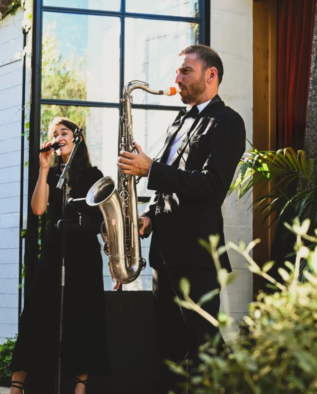 NOTES D'ÉTÉ

Nos soirées musicales accompagneront vos dîners d’été. Chaque dimanche et lundi soirs jusqu'au 22 septembre.
Le vendredi 20 juin, une première soirée donnera le tempo de l'été, à l'occasion du week-end de la musique.
•
Our musical evenings will accompany your summer dinners. every Sunday and Monday evening until September 22.
On Friday June 20, a first evening will set the tempo for the summer, on the occasion of the music weekend.

#latabledestoublon #estoublon #provencerestaurant #soireesmusicales #fetedelamusique #alpilles #provence #bauxdeprovence