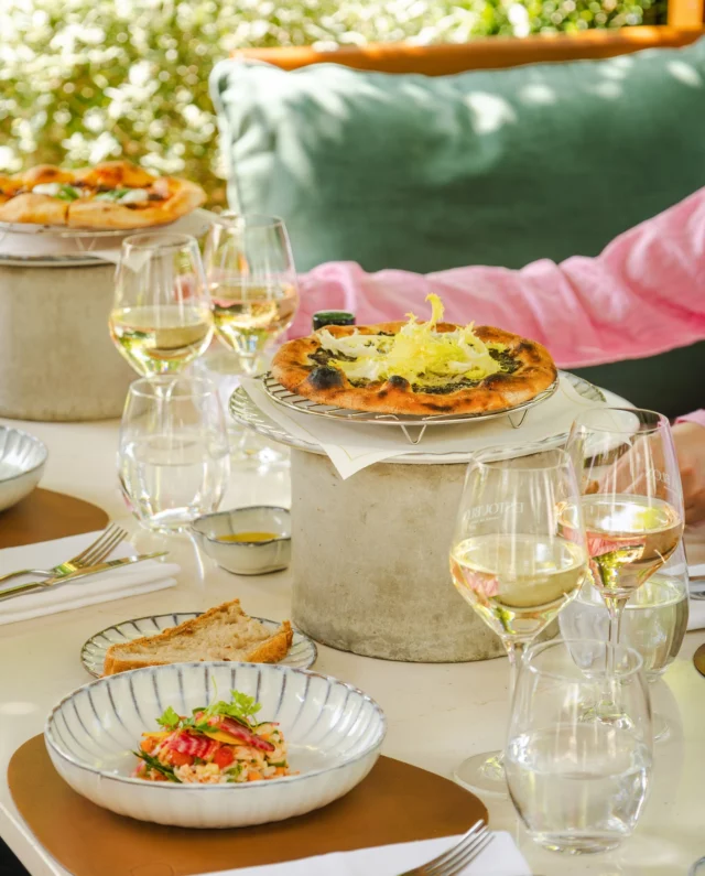 L'été se partage à La Table d'Estoublon.
•
Summer is shared at La Table d'Estoublon.

Photo : @mariamkocharyanmk
#latabledestoublon #estoublon #provence #provencerestaurant #summerinprovence #bauxdeprovence #alpilles