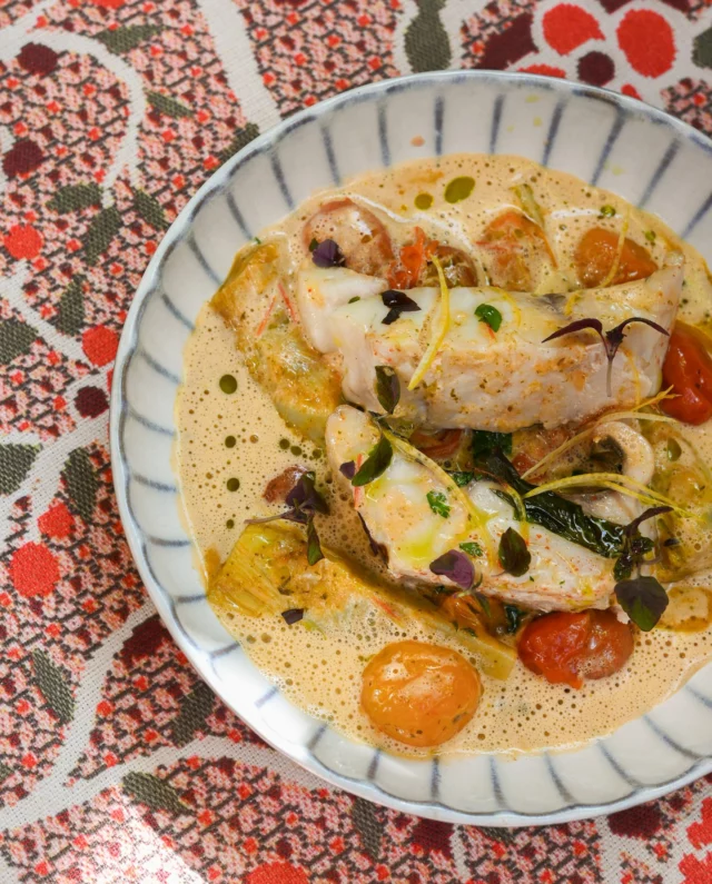 Retour de pêche : Maigre de Méditerranée au barbecue, tomates cerises et artichauts, fumet de poisson à la tomate et coriandre.
•
Back from fishing: Barbecued Mediterranean corvina, cherry tomatoes and artichokes, fish stock with tomato and coriander.
Photo : @mariamkocharyanmk
#estoublon #latabledestoublon #restaurantprovence #alpilles #bauxdeprovence #fontvieille #food #restaurant #provence