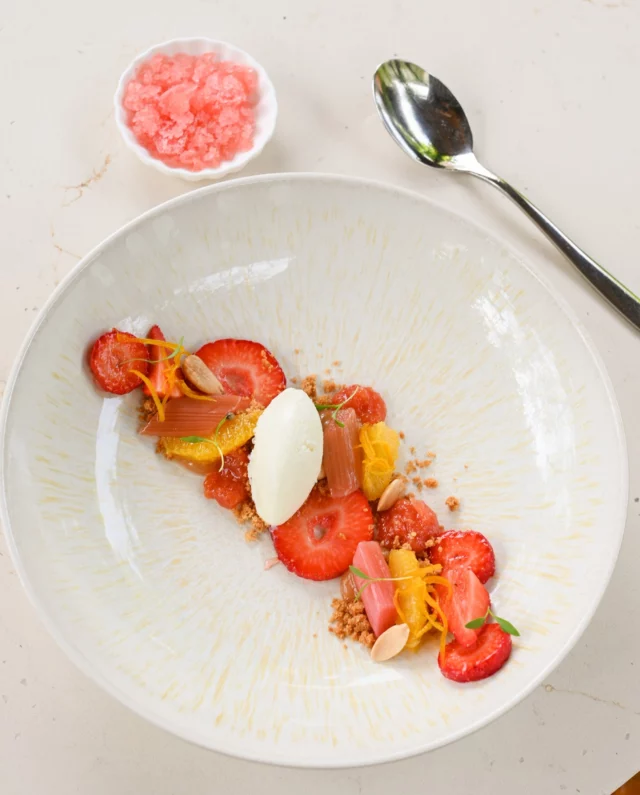 CARTE D'ÉTÉ
Fraises Cléry de Carpentras à la fleur d’oranger, pain de Gênes, sorbet au persil.
•
Cléry strawberries from Carpentras with orange blossom, Genoa cake, parsley sorbet.

Photo : @mariamkocharyanmk
#estoublon #latabledestoublon #restaurantprovence #alpilles #bauxdeprovence