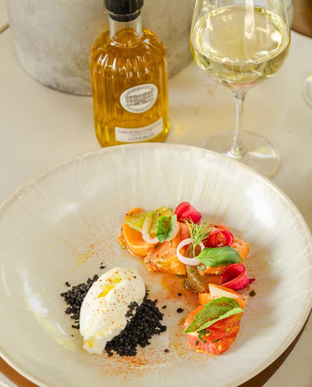 CARTE D'ÉTÉ
Tomates aux senteurs de barbecue, pêches rôties au basilic, glace au chèvre frais de la fromagerie des Alpilles.
•
Barbecued-scented tomatoes, roasted peaches with basil, fresh goat cheese ice cream from the Alpilles.
Photo : @mariamkocharyanmk
#latabledestoublon #estoublon #provence #provencerestaurant #summerinprovence #bauxdeprovence #alpilles