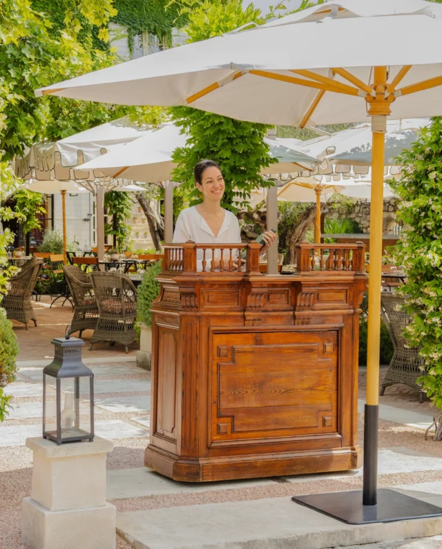 Une équipe attentive pour une expérience sur-mesure.
•
An attentive team for a tailored experience.

Photo : @mariamkocharyanmk
#estoublon #latabledestoublon #restaurantprovence #alpilles #bauxdeprovence #fontvieille #food #restaurant #provence