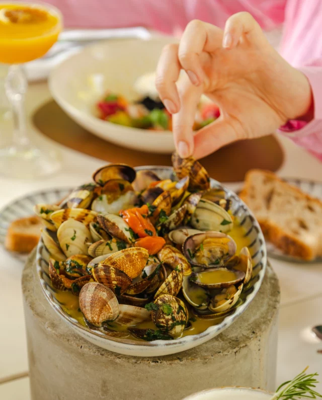 Une entrée comme un souffle marin venu de la Camargue toute proche.
Les palourdes saisies à vif sur un poêlon brûlant, donnent naissance à notre rituel de partage : le brûle-mains, signature de la maison.
•
An appetizer like a sea breeze from the nearby Camargue.
Clams seared raw on a hot pan give birth to our sharing ritual: the house signature brûle-mains.
Photo : @mariamkocharyanmk
#latabledestoublon #estoublon #provence #provencerestaurant #summerinprovence #bauxdeprovence #alpilles