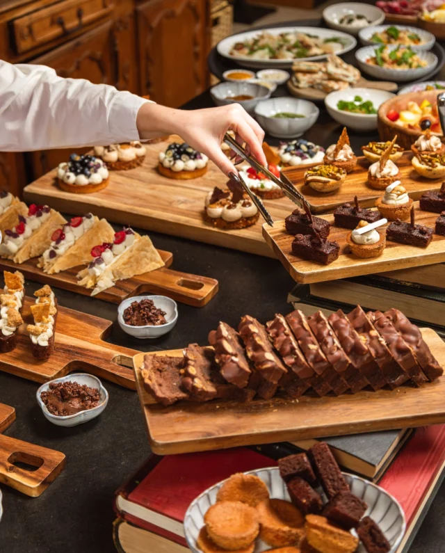 Buffet sucré et douceurs de saison, tous les dimanches lors du Brunch Signature.
•
Sweet buffet and seasonal treats, every Sunday during Signature Brunch.
Photo : @mariamkocharyanmk
#latabledestoublon #estoublon #provence #provencerestaurant #summerinprovence #bauxdeprovence #alpilles