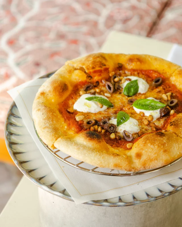 La fraîcheur du basilic, la douceur de la stracciatella, la rondeur de la tomate, notre pizzetta ouvre le repas sous le signe du partage.
•
The freshness of basil, the sweetness of stracciatella cheese, the roundness of tomatoes, our pizzetta is the perfect way to start a meal together.
Photo : @mariamkocharyanmk
#latabledestoublon #estoublon #provence #provencerestaurant #summerinprovence #bauxdeprovence #alpilles
