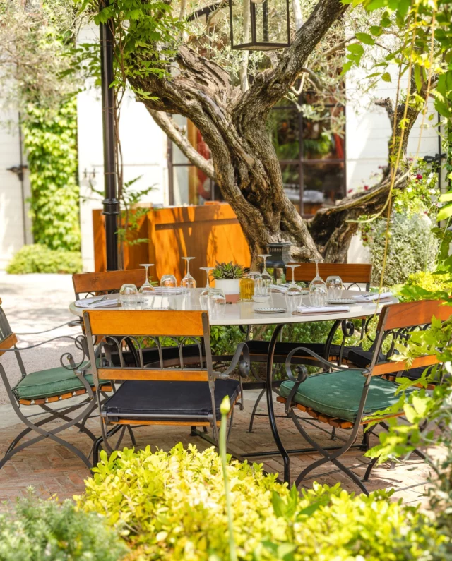 À l’ombre des oliviers centenaires, au rythme des cigales, le temps s’étire en douceur et se transforme en un souvenir précieux.
•
In the shade of centuries-old olive trees, to the rhythm of cicadas, time stretches gently and transforms into a precious memory.
Photo : @mariamkocharyanmk
#latabledestoublon #estoublon #provence #provencerestaurant #summerinprovence #bauxdeprovence #alpilles