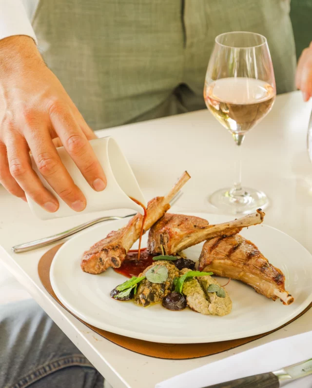 CARTE D'ÉTÉ
Côtelettes d’agneau des Alpilles grillées, jus à la menthe, caviar d’aubergine grillé au barbecue, condiment à l’ail noir.
•
Grilled Alpilles lamb chop, mint jus, aubergine marinated and barbecued, black garlic condiment.
Photo : @mariamkocharyanmk
#latabledestoublon #estoublon #provence #provencerestaurant #summerinprovence #bauxdeprovence #alpilles
