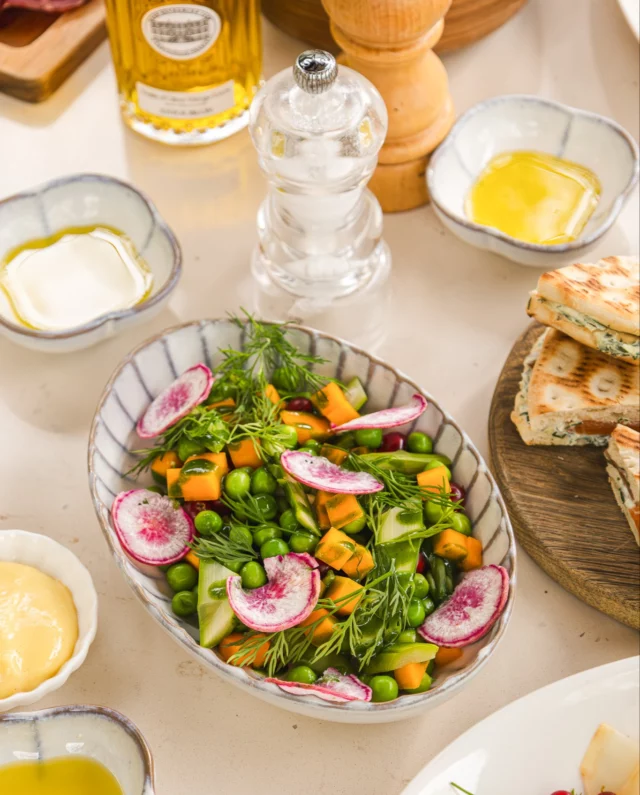 Lors de notre brunch Signature, composez votre assiette aux couleurs de l'été, avec des mets raffinés et des produits de saison, au gré de vos envies.
•
At our Signature Brunch, compose your plate with the colors of summer, choosing from refined dishes and seasonal products, according to your desires.
Photo : @mariamkocharyanmk
#latabledestoublon #estoublon #provence #provencerestaurant #summerinprovence #bauxdeprovence #alpilles