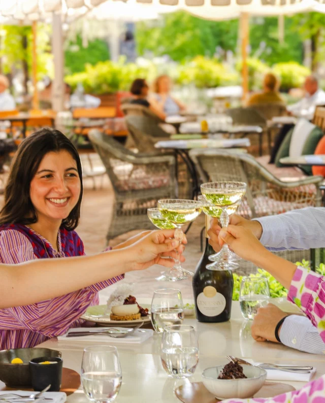 Verres qui s’entrechoquent et rires partagés, à la Table d’Estoublon, chaque instant en terrasse devient un souvenir.
•
Clinking glasses and shared laughter, at La Table d'Estoublon, every moment spent on the terrace becomes a memory.
Photo : @mariamkocharyanmk
#latabledestoublon #estoublon #provence #provencerestaurant #summerinprovence #bauxdeprovence #alpilles
