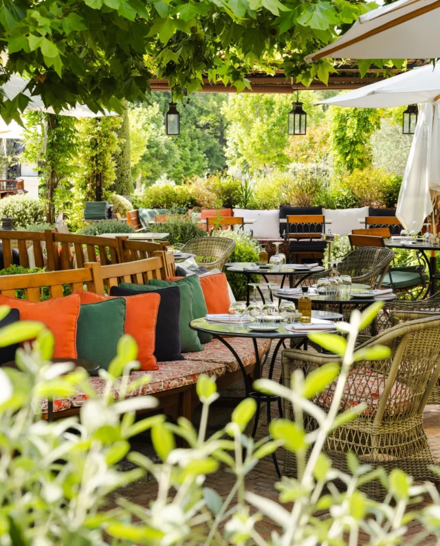 Une terrasse confidentielle, enveloppée par la nature provençale.
•
A confidential terrace, surrounded by Provençal nature.
Photo : @mariamkocharyanmk
#latabledestoublon #estoublon #provence #provencerestaurant #summerinprovence #bauxdeprovence #alpilles