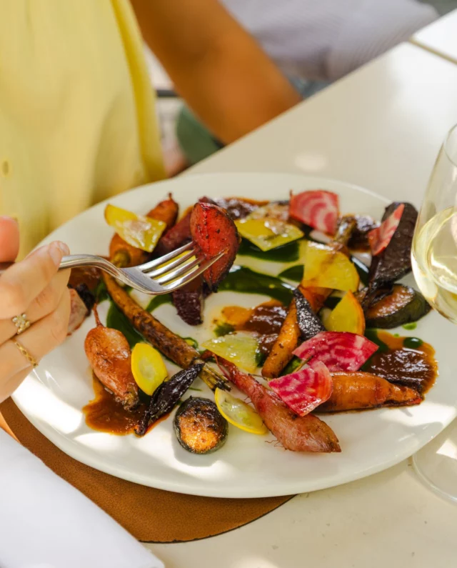 CARTE D'ÉTÉ
Assiette de légumes du potager confits au vin blanc, légumes crus à l’huile d’olive fumée, jus végétal.
•
Garden vegetables plate confit in white wine, raw vegetables with smoked olive oil, vegetable jus.
Photo : @mariamkocharyanmk
#latabledestoublon #estoublon #provence #provencerestaurant #summerinprovence #bauxdeprovence #alpilles