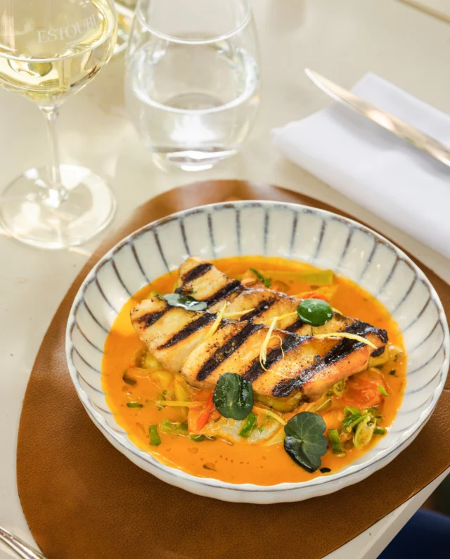 Maigre de Méditerranée au barbecue, tomates cerises et artichauts, fumet de poisson à la tomate et coriandre.
•
Barbecued Mediterranean corvina, cherry tomatoes and artichokes, fish stock with tomato and coriander.
Photo : @mariamkocharyanmk
#latabledestoublon #estoublon #provence #provencerestaurant #bauxdeprovence #alpilles