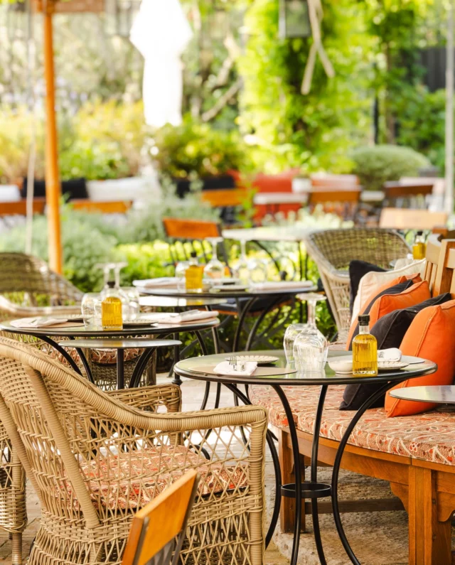 Dernier jour d'été, à savourer à l'ombre des oliviers.
•
The last day of summer, to be enjoyed in the shade of olive trees.
Photo : @mariamkocharyanmk
#latabledestoublon #estoublon #provence #provencerestaurant #bauxdeprovence #alpilles