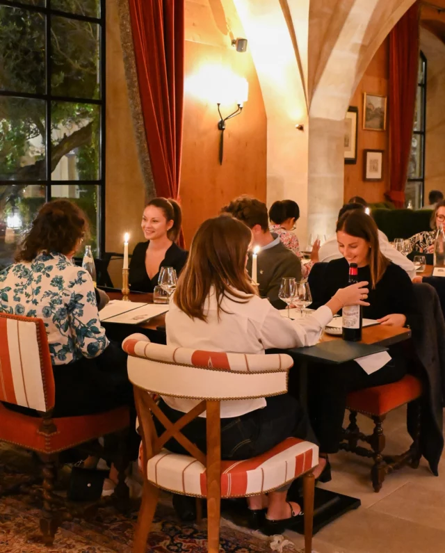 À la lueur des chandelles, le restaurant s’anime.
•
By candlelight, the restaurant comes alive.
#latabledestoublon #estoublon #restaurant