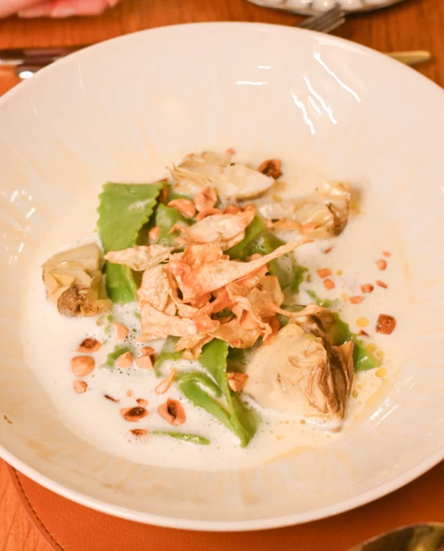 Inspiration carte d'automne
Lasagnettes de chèvre frais des Alpilles, artichauts marinés, noisettes du Piémont, émulsion au Tio Pepe.
•
Lasagna with goat cheese from Alpilles, marinated artichokes, hazelnuts from
Piedmont, Tio Pepe emulsion.
#estoublon #latabledestoublon #restaurant #provence