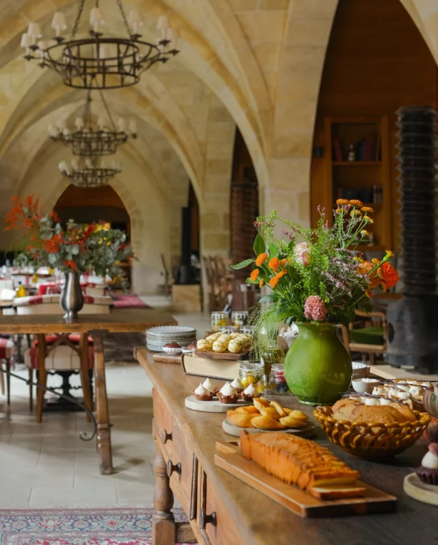 Comme un délicieux entracte, les Goûters d'Estoublon régalent petits et grands gourmands, tous les mercredis du 26 novembre au 17 décembre, de 15h à 17h.
•
Like a delicious intermission, Estoublon's afternoon snacks delight food lovers of all ages every Wednesday from November 26 to December 17, from 3 to 5 p.m.
#latabledestoublon #provence #restaurant #southoffrance #alpilles