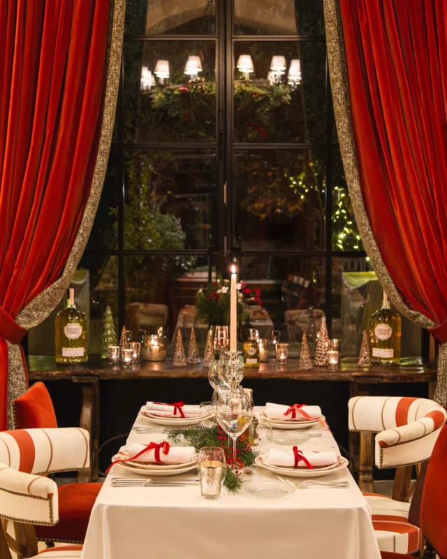 Le Grand Dîner de la Saint-Sylvestre en Provence : un menu d’exception signé par notre Chef pour célébrer la nouvelle année.
•
New Year's Eve Dinner in Provence: an exceptional menu created by our Chef to celebrate the New Year.
Photos @mariamkocharyanmk 
#latabledestoublon #estoublon #reveillon #nouvelan #newyearseve #restaurant #provence