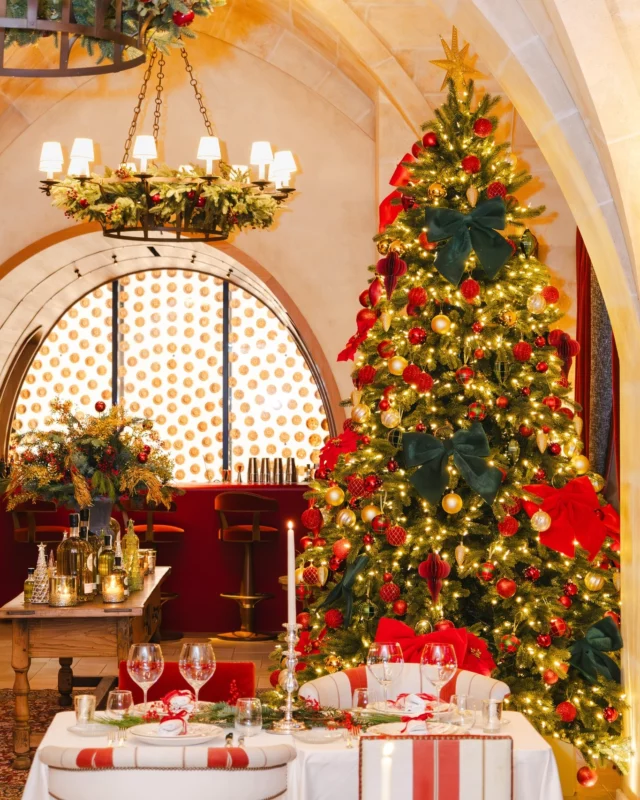 La Table d'Estoublon vous adresse ses meilleurs vœux pour une année pleine de saveurs, de joie et de moments précieux.
•
La Table d'Estoublon wishes you all the best for a year full of flavors, joy, and precious moments.
Photos @mariamkocharyanmk 
#latabledestoublon #estoublon #reveillon #nouvelan #newyearseve #restaurant #provence