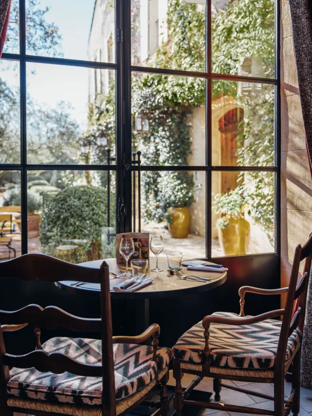 Provençal winter, unfolding in the warmth of an old barrel cellar at La Table d’Estoublon.
#AirellesCollection #LaTabledEstoublon