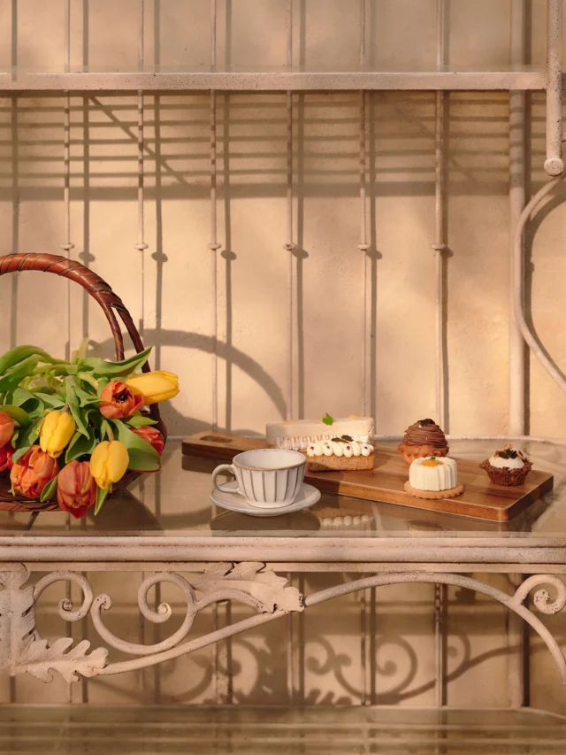This Easter, little explorers take over La Table d’Estoublon. An egg hunt adventure awaits, perfectly paired with our signature brunch.
#AirellesCollection #LaTabledEstoublon